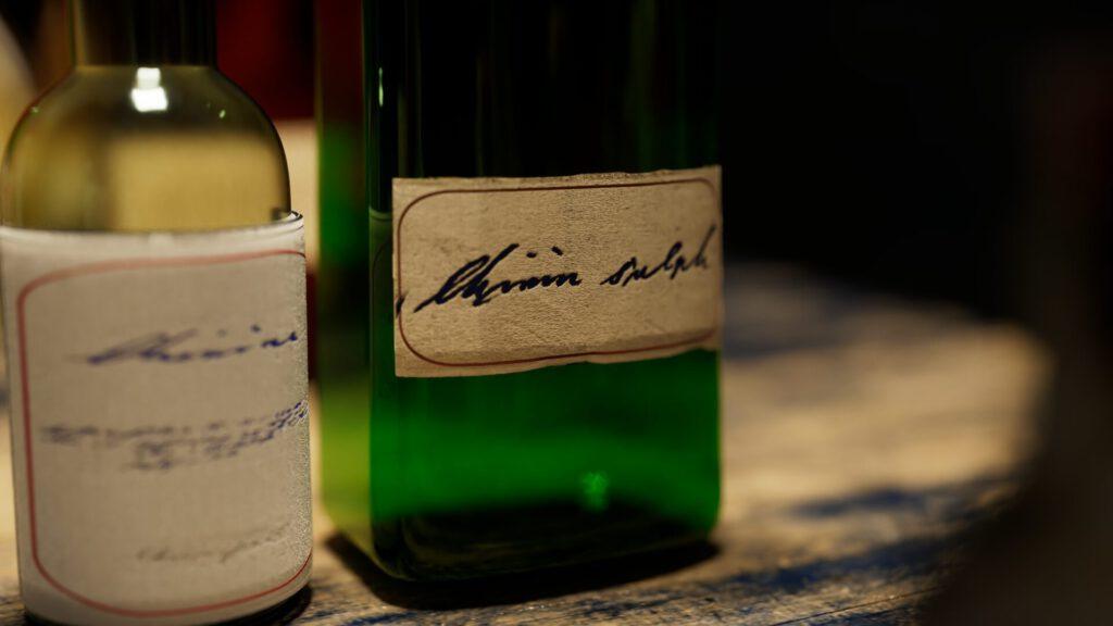 Zwei Arzneiflaschen aus dem Film über Friedrich Koch