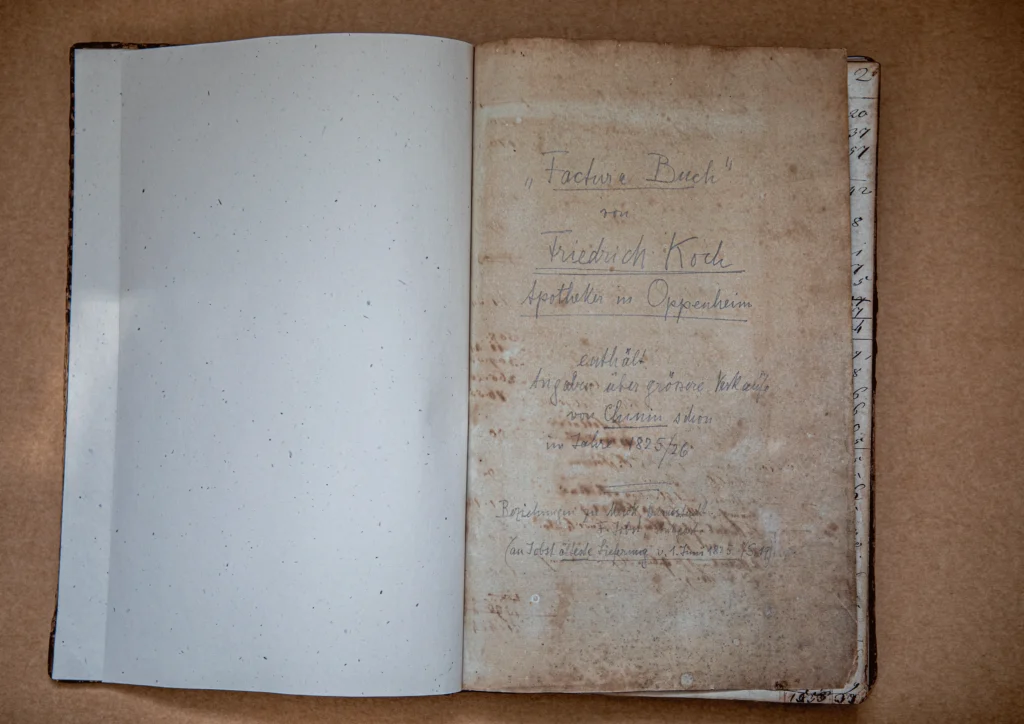 Die sehr wahrscheinlich in den frühen 1940er Jahren von Friedrich Kochs Enkel Fritz mit Bleistift eingefügte Titelseite des Fakturabuchs seines Großvaters von 1825 bis 1831. Kochs Rechnungslegung und Buchhaltung stellen sich als eine reiche und unhintergehbare Quelle für die Rekonstruktion früher chemisch-pharmazeutischer Industrie heraus. Nach der Lektüre erhellt sich die historische Rekonstruktion in völlig neuem Licht. ©Axel Nixdorf